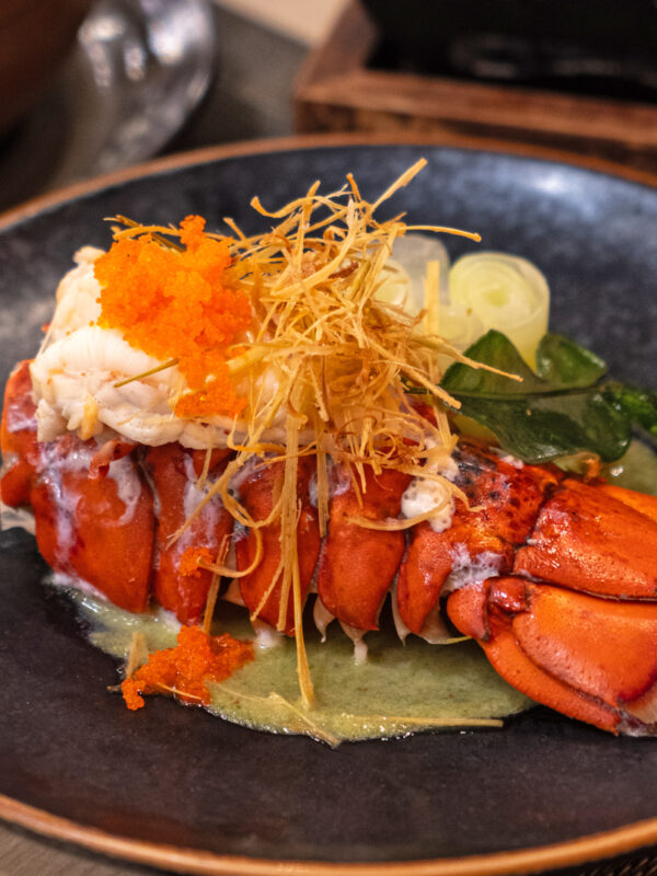 •	Steamed lobster with Thai herb  ล๊อบสเตอร์อบสมุนไพรพร้อมน้ำจิ้มซีฟู้ดและไข่กุ้ง