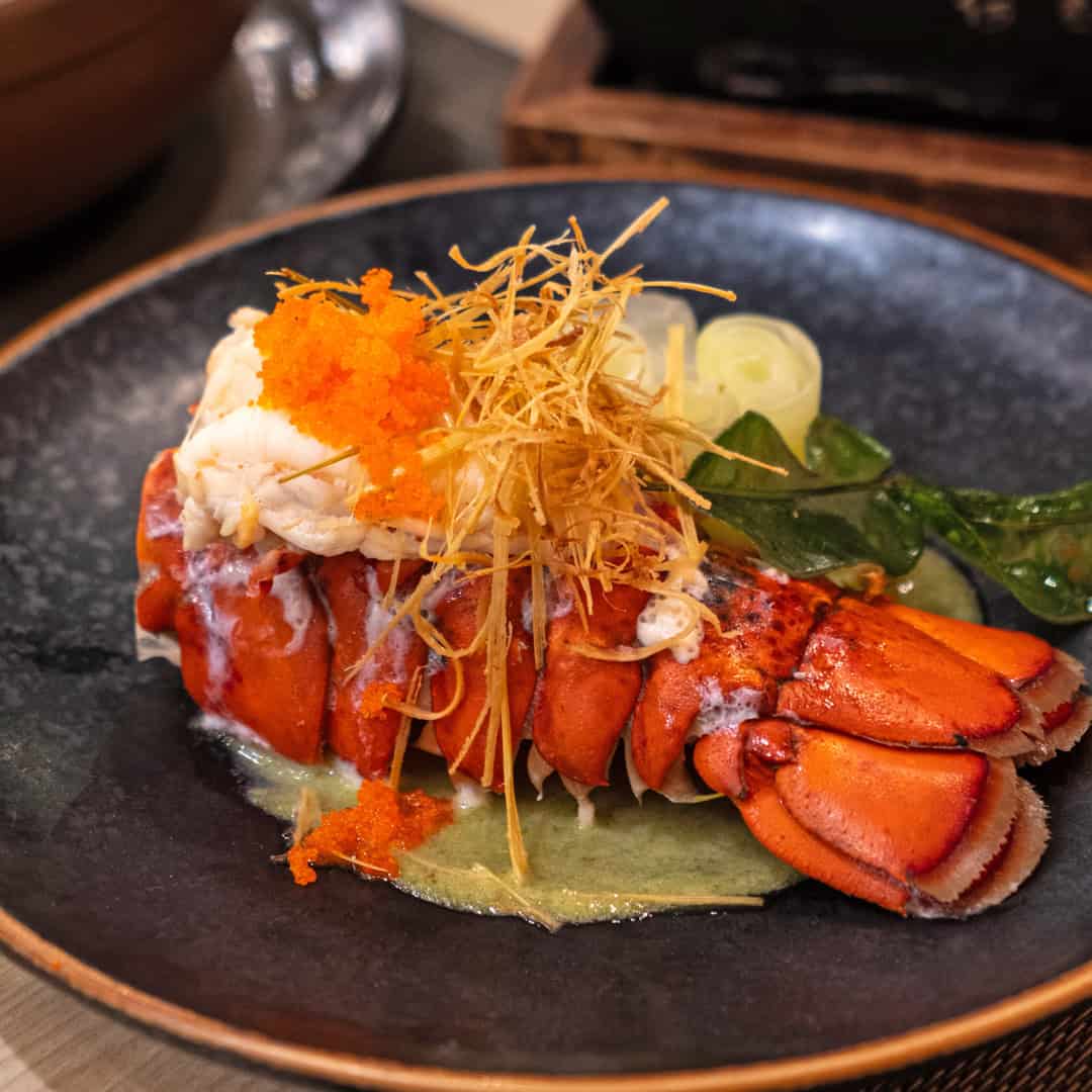 Steamed lobster with Thai herb ล๊อบสเตอร์อบสมุนไพรพร้อมน้ำจิ้มซีฟู้ดและไข่กุ้ง